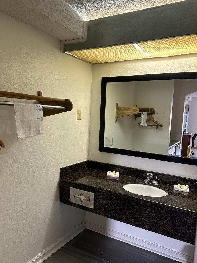 Quality Inn & Suites Decatur Priceville I-65 Eksteriør bilde